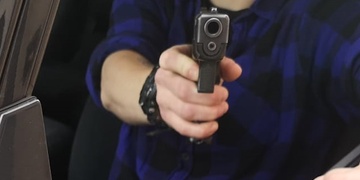 Agresora na dálnici zastavila až namířená pistole