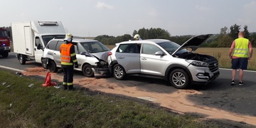 Hromadná dopravní nehoda zablokovala hlavní tah na Domažlice