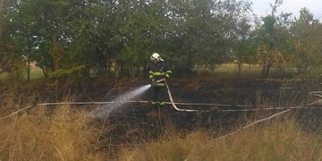 Požár trávy na Sylvánu ohrožoval vysílač