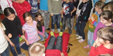 Do ledecké školy se včera během vyučování přiřítila sanitka