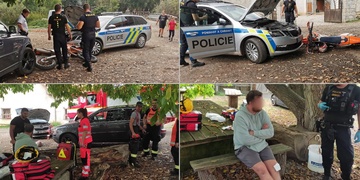 Ujíždějí motocyklista naboural do policejního auta