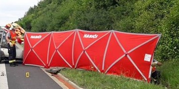 Motorkář zemřel při střetu s kamionem