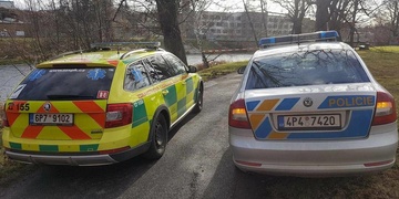 Policisté "rybařili" v Doudlevcích, z Radbuzy ale místo ryby tahali Rumuna