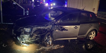 Střet kamionu a dvou osobních vozů