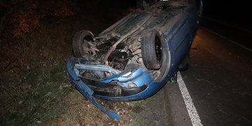 Převrátil se na střechu