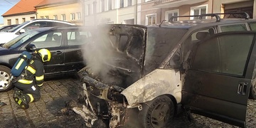 Požár auta na náměstí v Bezdružicích