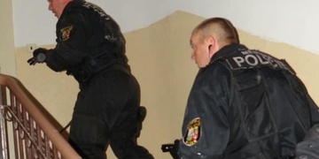 Malé dítě uvěznilo maminku i s její kamarádkou na balkoně