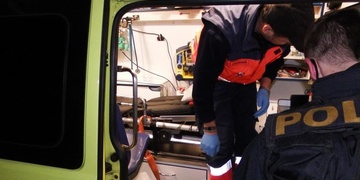 Řidič způsobil zranění pacientky v sanitce a ujel