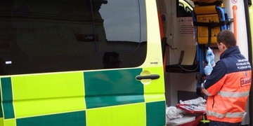 Škodovka přimáčkla holčičku k plotu