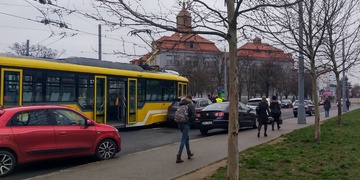 Sražené čtyřleté dítě i střet auta s tramvají