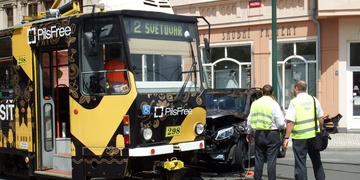 Řidička zdemolovala auto o tramvaj