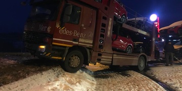 Kamion zůstal doslova viset na kruhovém objezdu