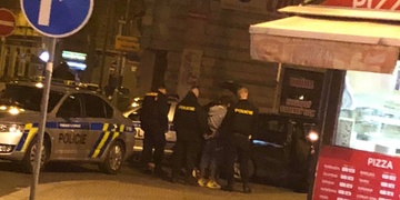 Zfetovaný řidič před policisty ujížděl přes Plzeň