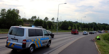 Žena spadla z kola pod auto