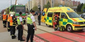 Seniorku srazila tramvaj, těžce zraněná žena nyní bojuje o život