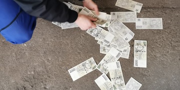 Zloděj při útěku poztrácel osmačtyřicet tisíc