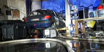 Noční požár v autodílně