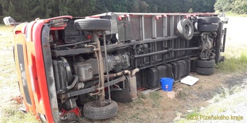 Kamion se převrátil do příkopu