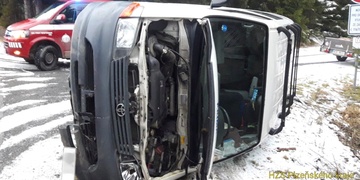 Namrzlé silnice komplikují dopravu