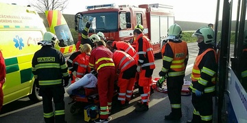 Nehoda kamionu uzavřela silnici na Domažlice, přistává zde vrtulník LZS