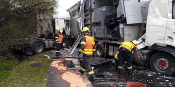 Střet dvou kamionů zablokoval silnici