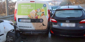 Řetězová nehoda na namrzlém mostě