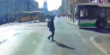Neopatrný chodec ohrozil nejen sebe, ale i přepravovaného pacienta a celou posádku sanitky