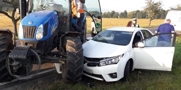 Střet auta s traktorem