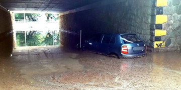 Auto uvázlo v zaplaveném podjezdu
