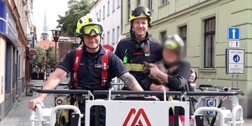 Záchrana vyděšené kočičky ze střechy domu