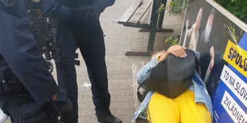 Nejprve řádila jako šílená a pak "demonstrovala" na lavičce