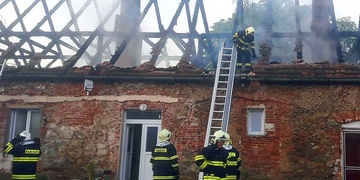 Noční požár dům obývaný cizinci zcela zničil