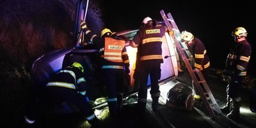 Řidička zůstala uvězněna v převráceném autě