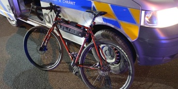 Opilý cyklista napadal záchranářku i policisty