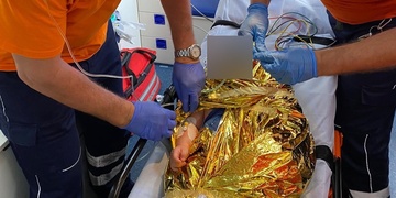 Otec dítěti zranil nohu sekačkou