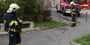 Pozornost sousedů, opatrnost policistů a perfektní zákrok hasičů zabránili tragédii