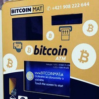 Policisté si všimli ženy, právě když cpala do bitcoinmatu téměř milion