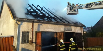 Hořela střecha pumpy i garáž