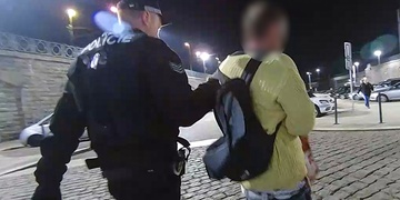 Agresivního muže na nádraží museli zpacifikovat strážníci