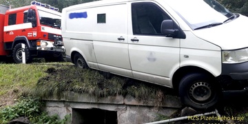 Pancéřák s penězi zůstal viset z mostku