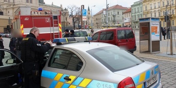 V sadech Pětatřicátníků došlo k požáru auta