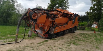 Zapadlá cisterna vodáren hrozila převrácením