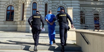 Narkoman s nožem v ruce za dva týdny v Plzni napadl čtyři ženy