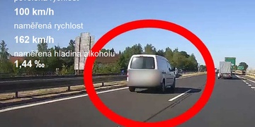 Jak na sebe při řízení pod vlivem alkoholu co nejlépe upozornit policisty?