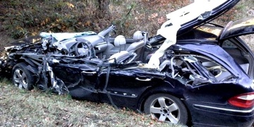 Mercedes vytlačil ze silnice náklaďák, řidiče pak museli z vraku vystříhat a letěl pro něj vrtulník