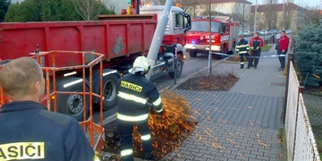 Řidička podlehla mikrospánku a s vozem přerazila lampu