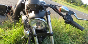 Po střetu motocyklu s osobním vozem, zůstal motorkář těžce zraněný