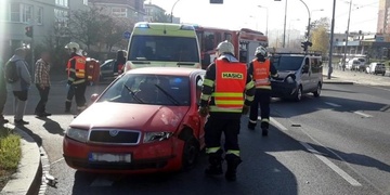 Střet vozů, zraněná žena i miminko