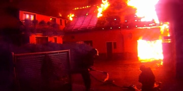 Rozsáhlý noční požár domu