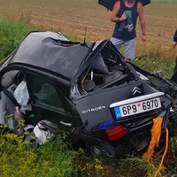 Dvacetiletá řidička nezvládla zatáčku a smetl ji kamion